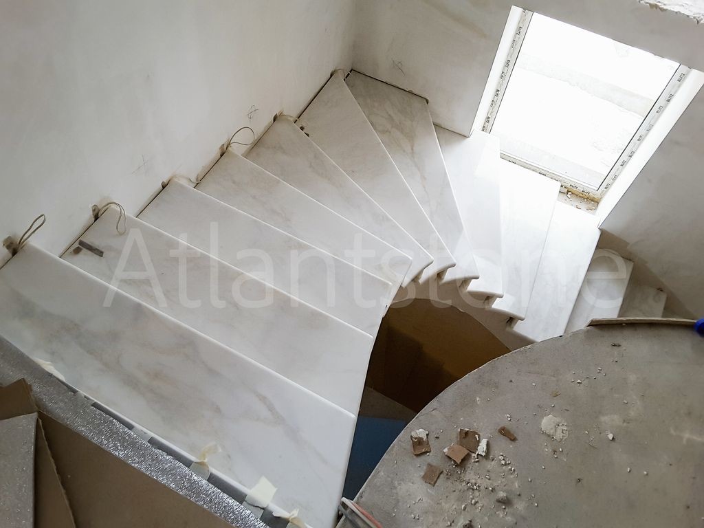 Лестница из мрамора на заказ в Санкт-Петербурге